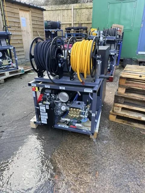 High-pressure drain jetting equipment